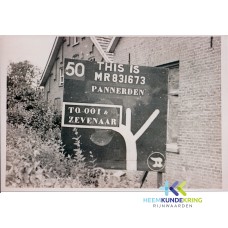 Pannerden 1945 Road sign `polar Bears` mei bij het huis van heiltjes te Pannerden Coll. G.B.Janssen